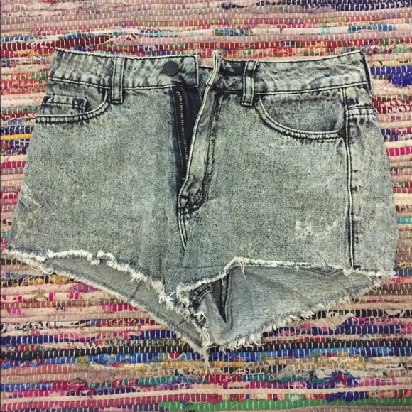 Edgy BDG 26w high rise denim shorts - Picture 2 of 3